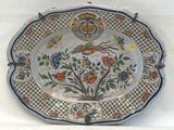 une assiette décorative ornée d'un motif représentant un oiseau et des fleurs