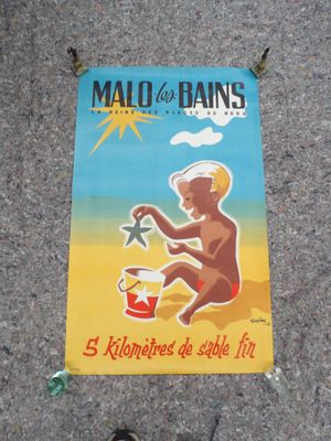 un panneau posé par terre sur lequel on peut lire « malo de bains »