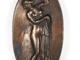 une image représentant une plaque en bronze sur laquelle figure une femme tenant un oiseau
