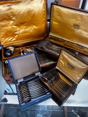 beaucoup d'argenterie dans un coffret sur une table