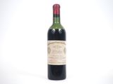 une bouteille de vin posée sur une table