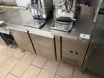 deux machines à café posées sur le plan de travail de la cuisine