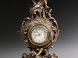 une horloge posée sur une table