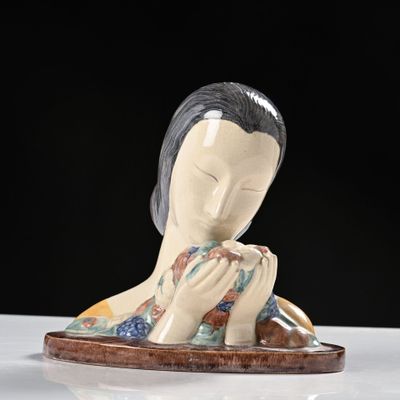 une figurine représentant une femme en prière, posée sur une assiette