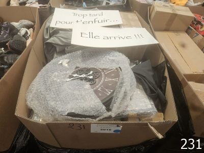 de nombreux cartons de vêtements qui traînent par terre