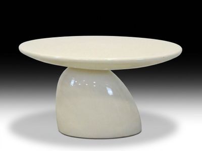 une image représentant une table blanche avec un piètement blanc sur fond noir
