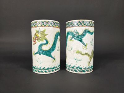 Paire de pots à pinceaux en porcelaine polychrome. - Photo 1