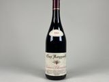 une bouteille de vin rouge posée sur une table blanche