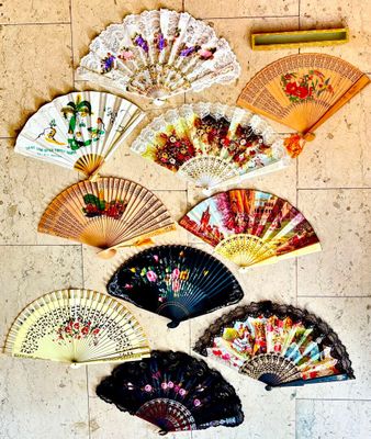 Lot de 10 éventails comprenant 3 éventail en bois (un dans s…