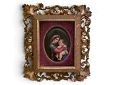 une photo d'une photo représentant une femme tenant un bébé dans ses bras
