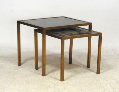deux tables posées côte à côte sur le sol