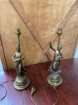 paire de lampes de table anciennes en laiton ornées de figures féminines