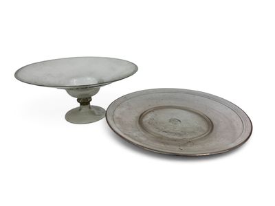 une paire de présentoirs à gâteaux et d'assiettes anciens en verre sur fond blanc
