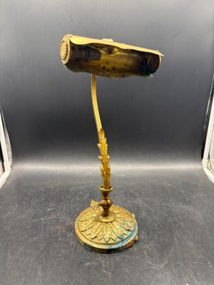 une lampe de bureau ancienne en laiton, surmontée d'un oiseau