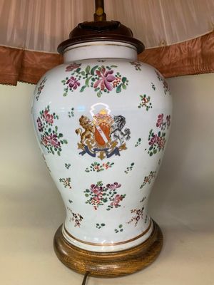 Europe fin XIXème, grand VASE balustres à décor armorié et f…