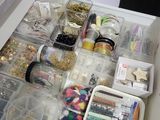 un tiroir rempli d'une multitude de fournitures de loisirs créatifs