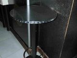 une petite table avec un piètement en métal dans une pièce