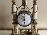 une horloge posée sur une table
