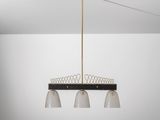un lustre noir et blanc à trois lumières suspendu au plafond