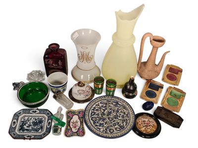 un grand nombre d'objets différents posés sur la table