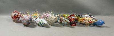 tout un tas d'oiseaux en bonbons alignés sur la table