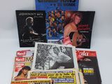 une pile de magazines posée sur une table
