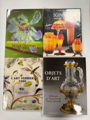 quatre livres consacrés à l'art et aux antiquités, exposés sur une table