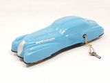 une petite voiture bleue à laquelle est attachée une clé