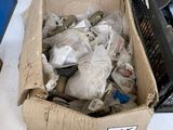 une boîte en carton remplie de déchets posée par terre