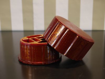 VIETNAM Boîte en forme de cucurbitacée en laque rouge à déco…