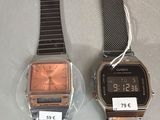 deux montres assises l'une à côté de l'autre sur une table