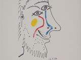 un dessin représentant le visage d'un homme, avec des lignes rouges, jaunes et bleues