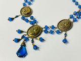 un gros plan d'un collier composé de perles bleues sur un fond blanc