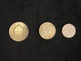 quatre types de pièces différents sur fond noir