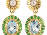 une photo d'une paire de boucles d'oreilles ornées de pierres vertes et blanches
