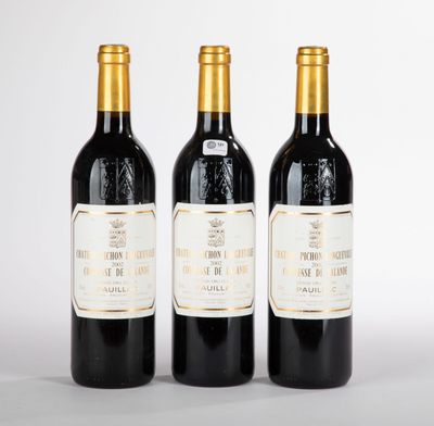 trois bouteilles de vin rouge sont posées côte à côte sur une surface blanche