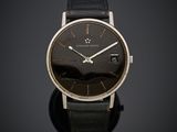 gros plan d'une montre sur une surface noire avec un fond noir