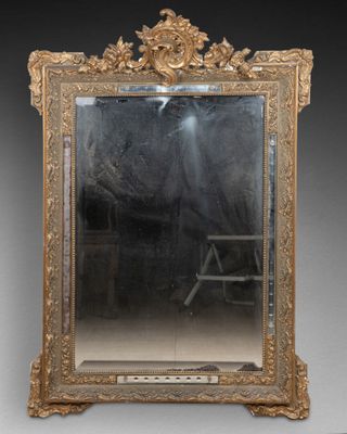 MIROIR à décor de style Rocaille
