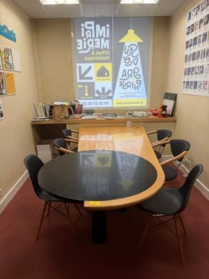 une image d'une salle de conférence avec une table et des chaises