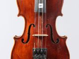 un vieux violon avec un archet sur fond blanc
