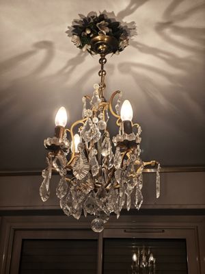 un lustre suspendu au plafond d'une pièce