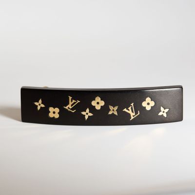 une ceinture noire et dorée ornée de fleurs