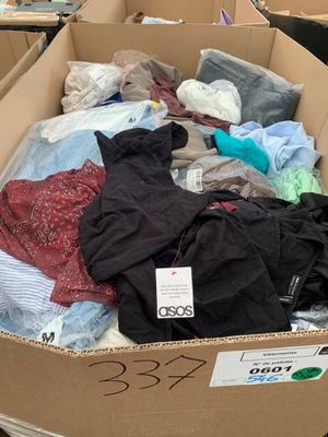 une boîte en carton remplie de vêtements et d'autres objets