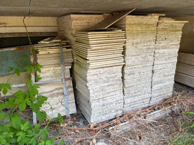 un tas de parpaings posé sous un immeuble