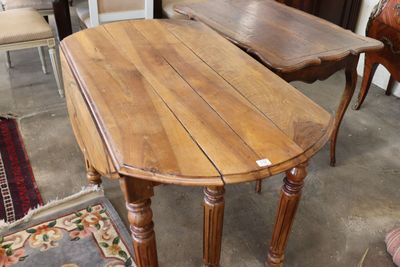 deux tables placées l'une à côté de l'autre sur le sol