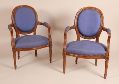paire de fauteuils en noyer de style Louis XVI avec coussins rembourrés bleus