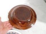 une personne qui tient un bol sur une table