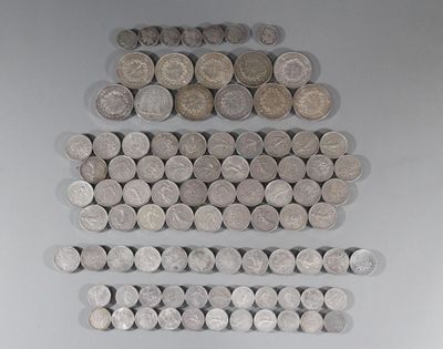 une pile de pièces de monnaie posée sur une table blanche