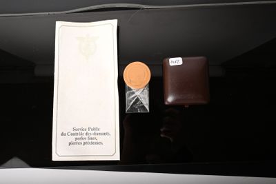 une photo d'une photo représentant un téléphone portable et un portefeuille