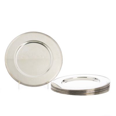 une assiette en argent et une assiette en argent sur fond blanc